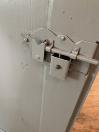 (Verkocht)Grote grijze eendeurskast.