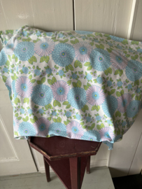 Sloop wit met blauwe bloemen en groene blaadjes