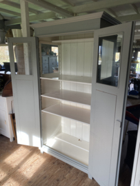 Grote vitrinekast met veel opbergruimte.