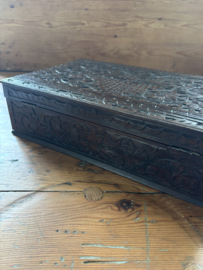 Prachtig gestoken kist met een vogel