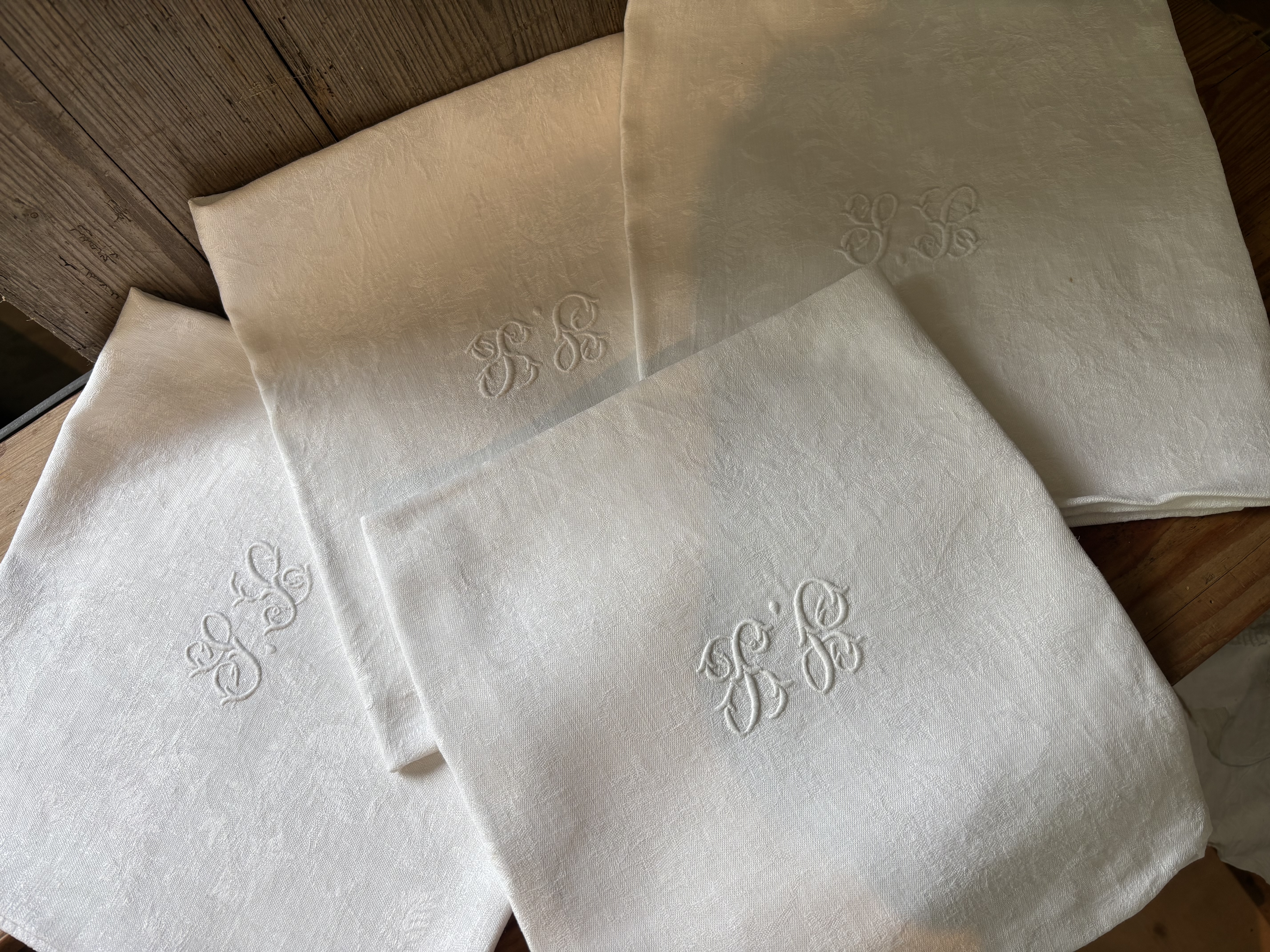 (Verkocht)Damasten servet,glazendoek,kleedjes gelijk met monogram