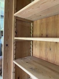 Oud grenen winkelkast. Kast is in 2 delen. ( onder/bovenkant )