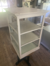 Witte orginele oude vitrine.