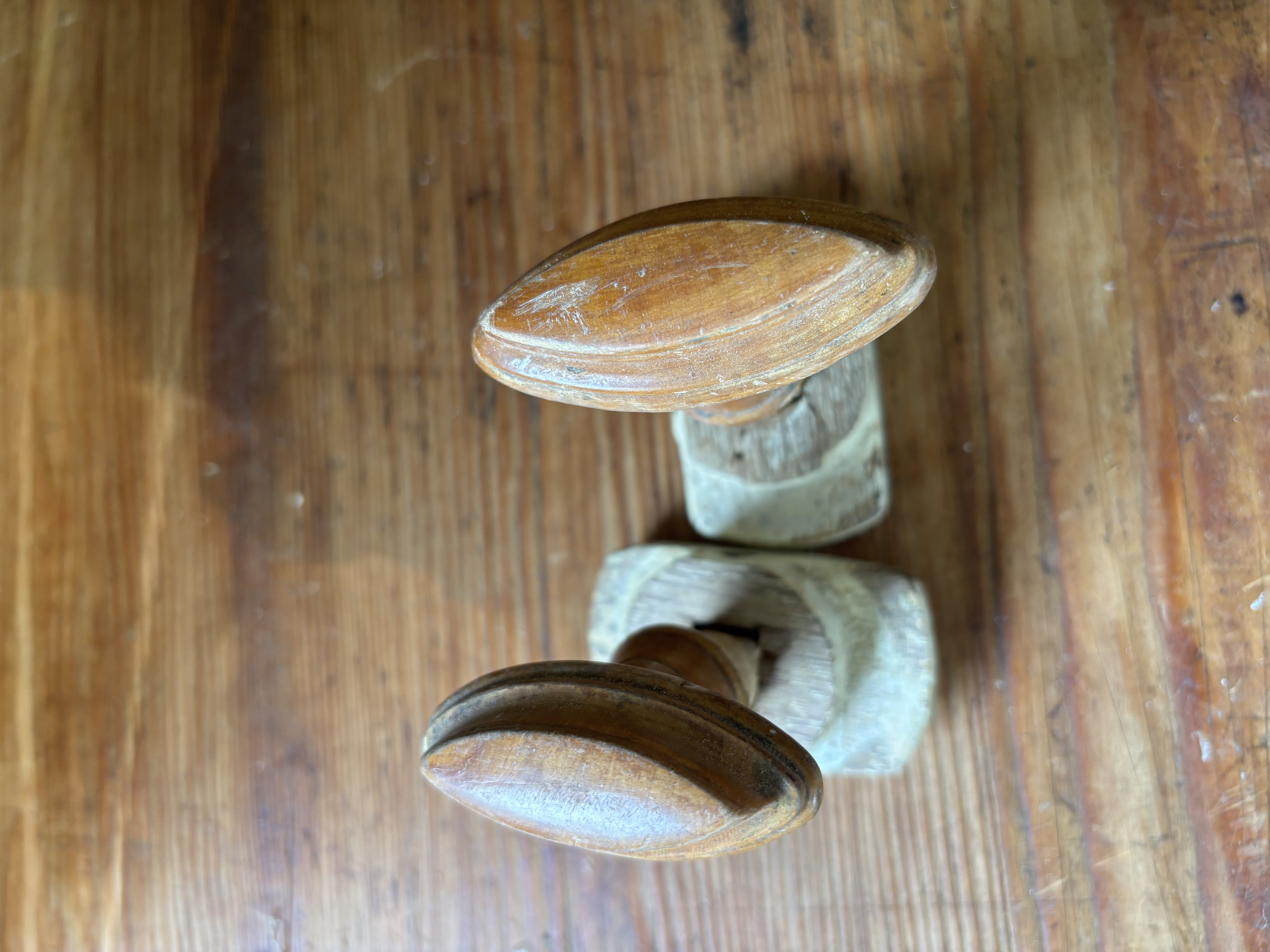 Twee enkele knoppen nr 18