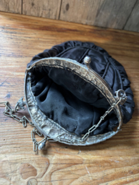 Victoriaans tasje met beugel en monogram