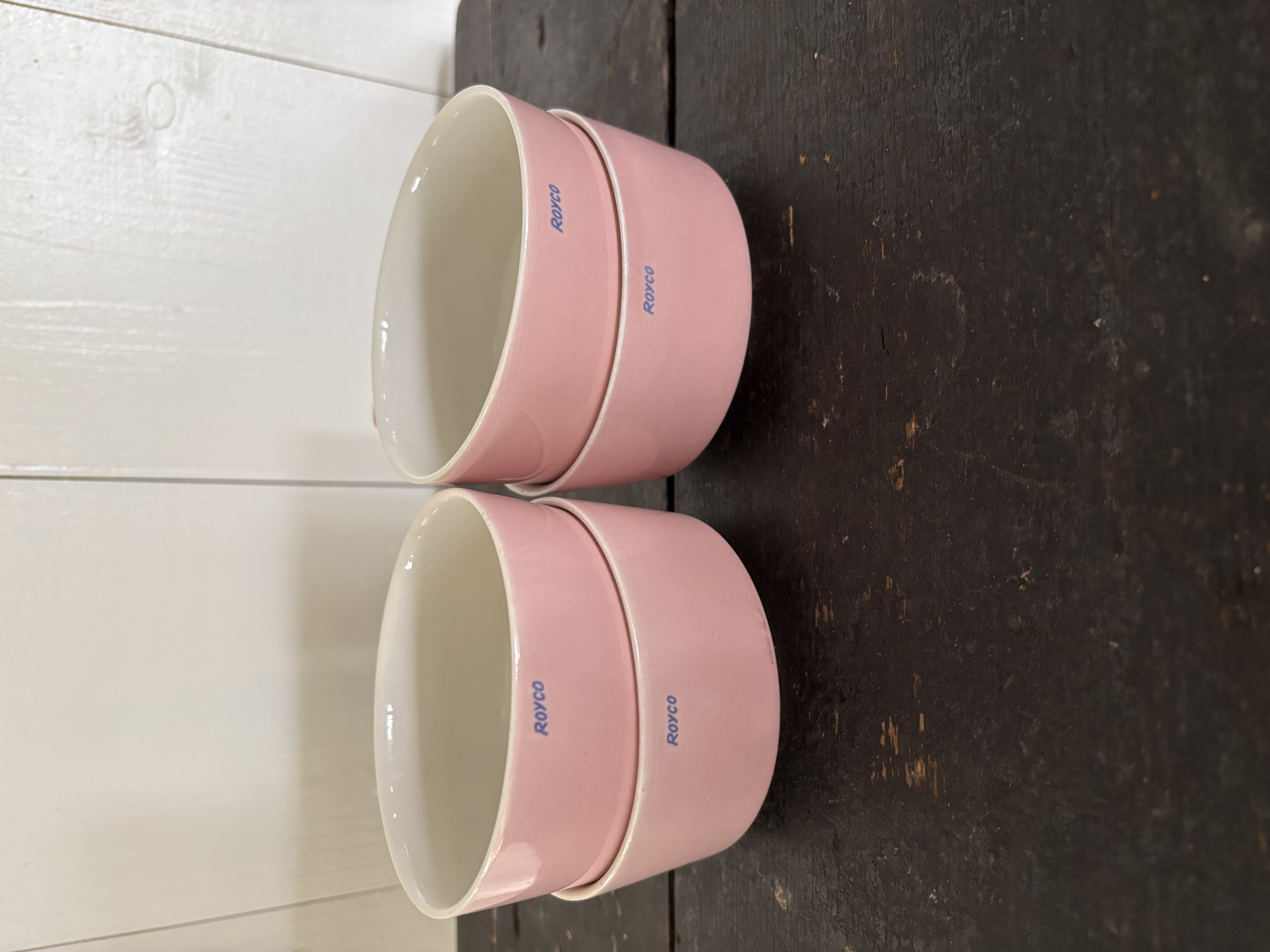 Vier roze Royco soepkommen