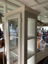 ( Verkocht ) Prachtige slanke vitrinekast.