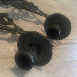Twee oude koperen wand kandelaars