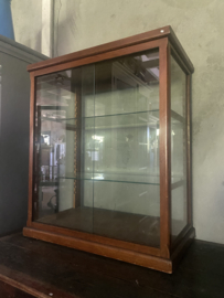 Grote orginele vitrine met schuifdeuren.
