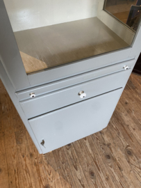 ( Verkocht ) Prachtige houten grijze vitrinekast.