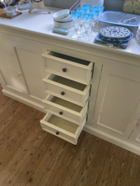 (Verkocht)Groot zandkleurig dressoir.