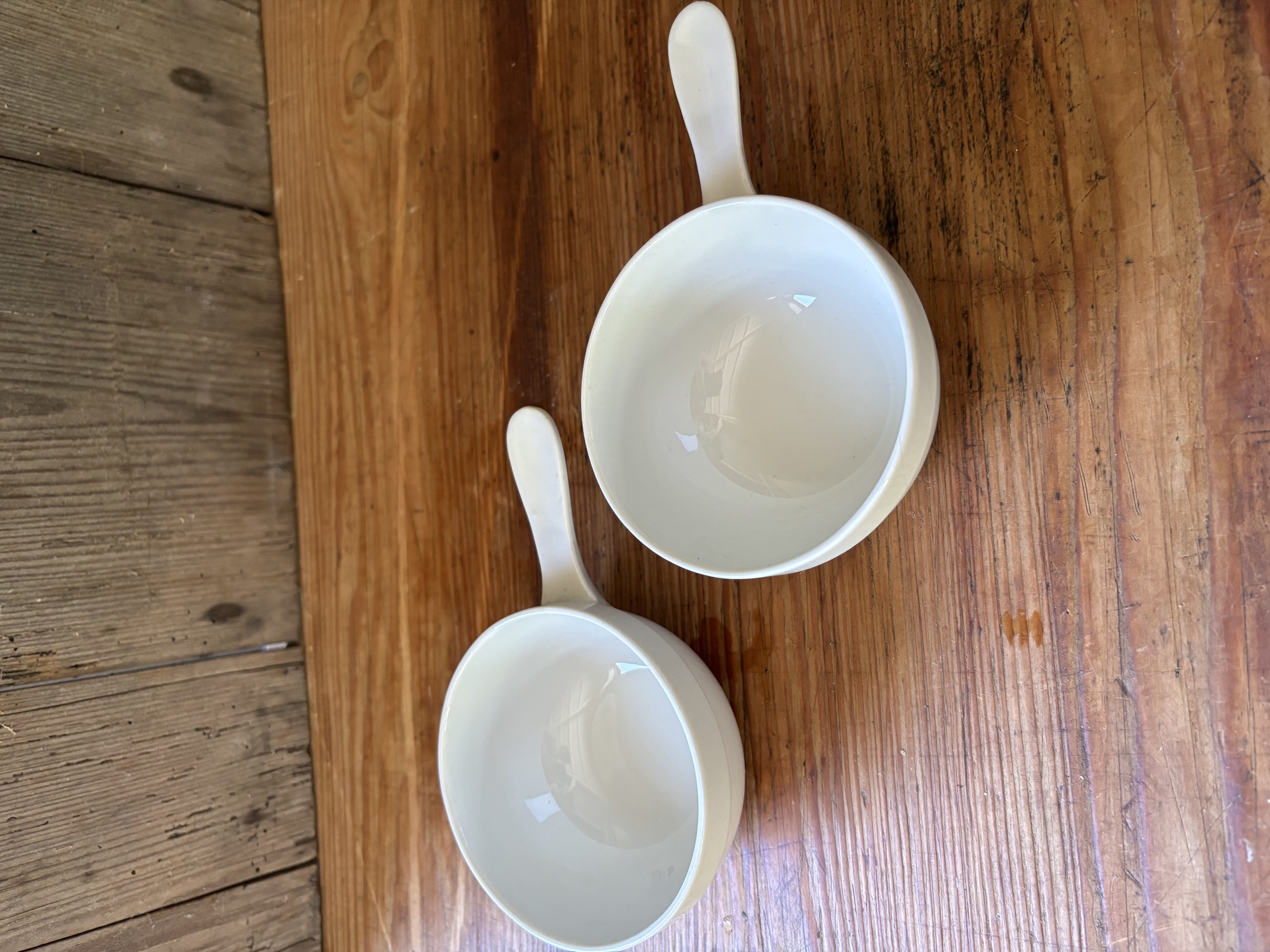 Twee schaaltjes met oor