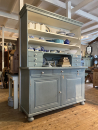 Grote winkelkast met veel lades.