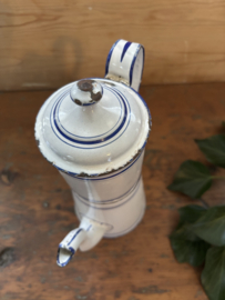 Heel oude emaille koffiepot met opstand