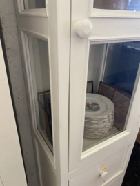 Witte eendeurs vitrinekast.