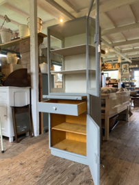 ( Verkocht ) Prachtige houten grijze vitrinekast.