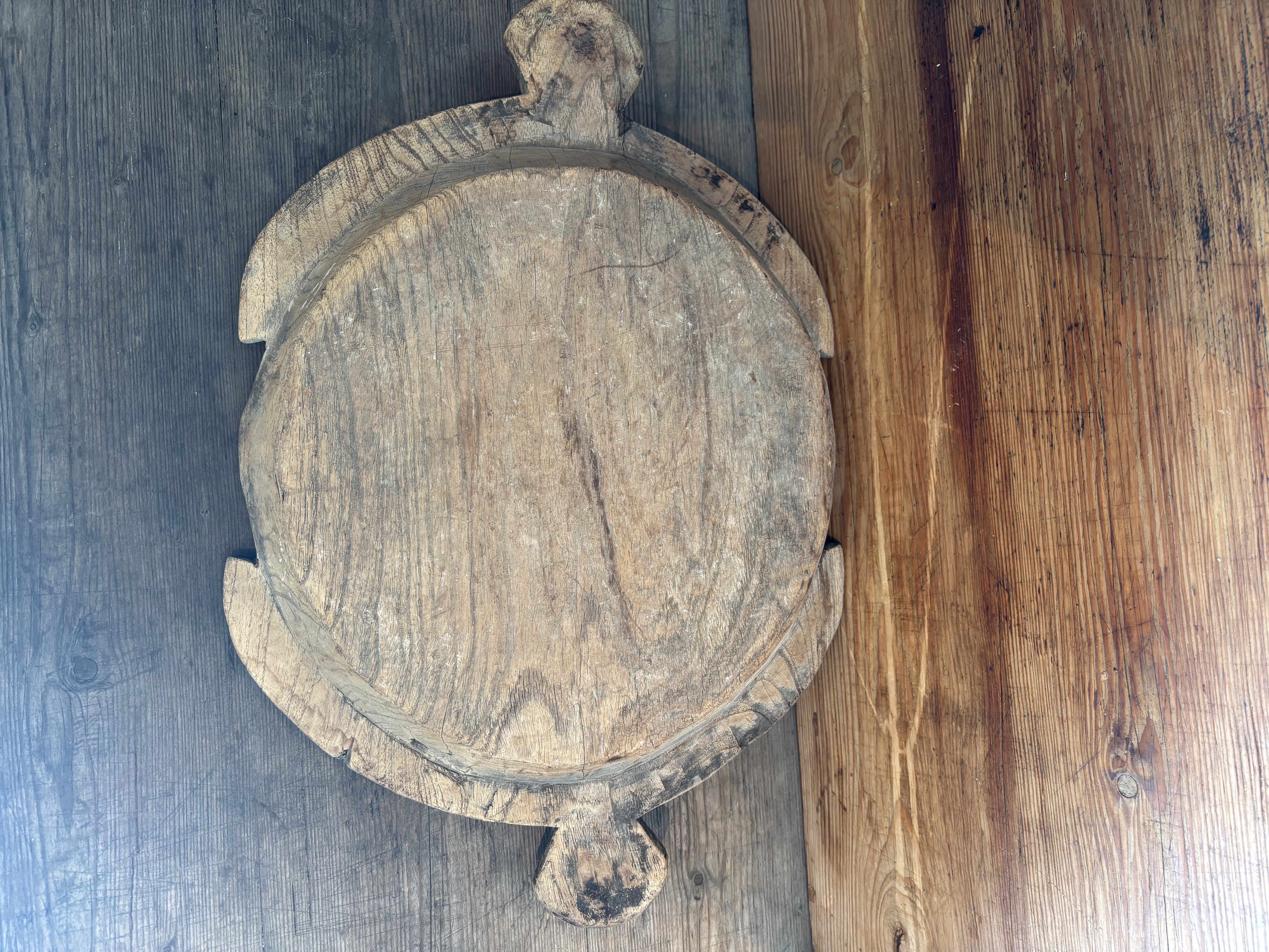 Oud houten schaal met handvatten