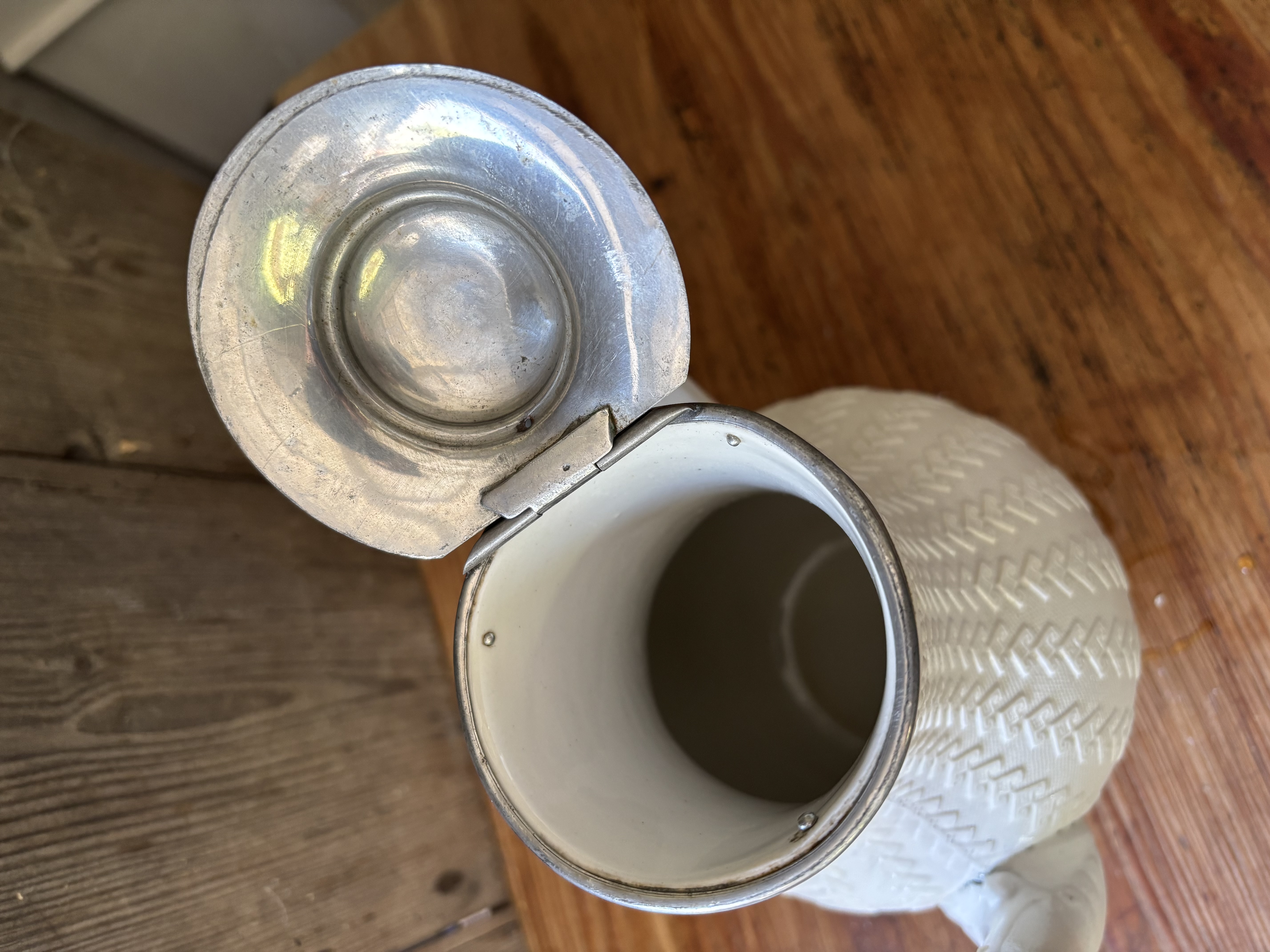 Prachtige pot met metalen deksel