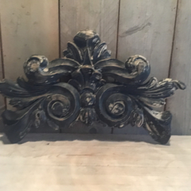 Oud houten ornament
