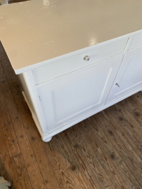 Grote stevige commode met veel opbergruimte.