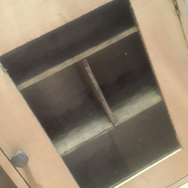 Vakken kastje met glas