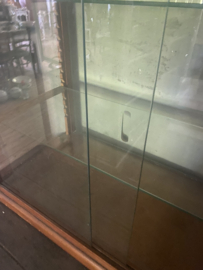 Grote orginele vitrine met schuifdeuren.