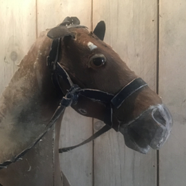 Groot paard op wielen