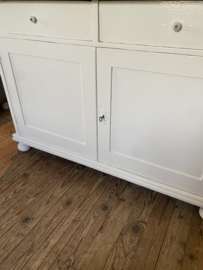 Grote stevige commode met veel opbergruimte.