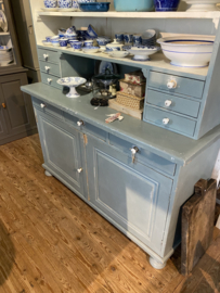 Grote winkelkast met veel lades.