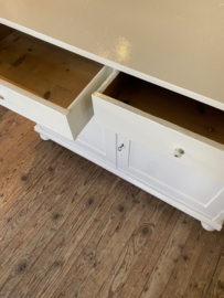 Grote stevige commode met veel opbergruimte.