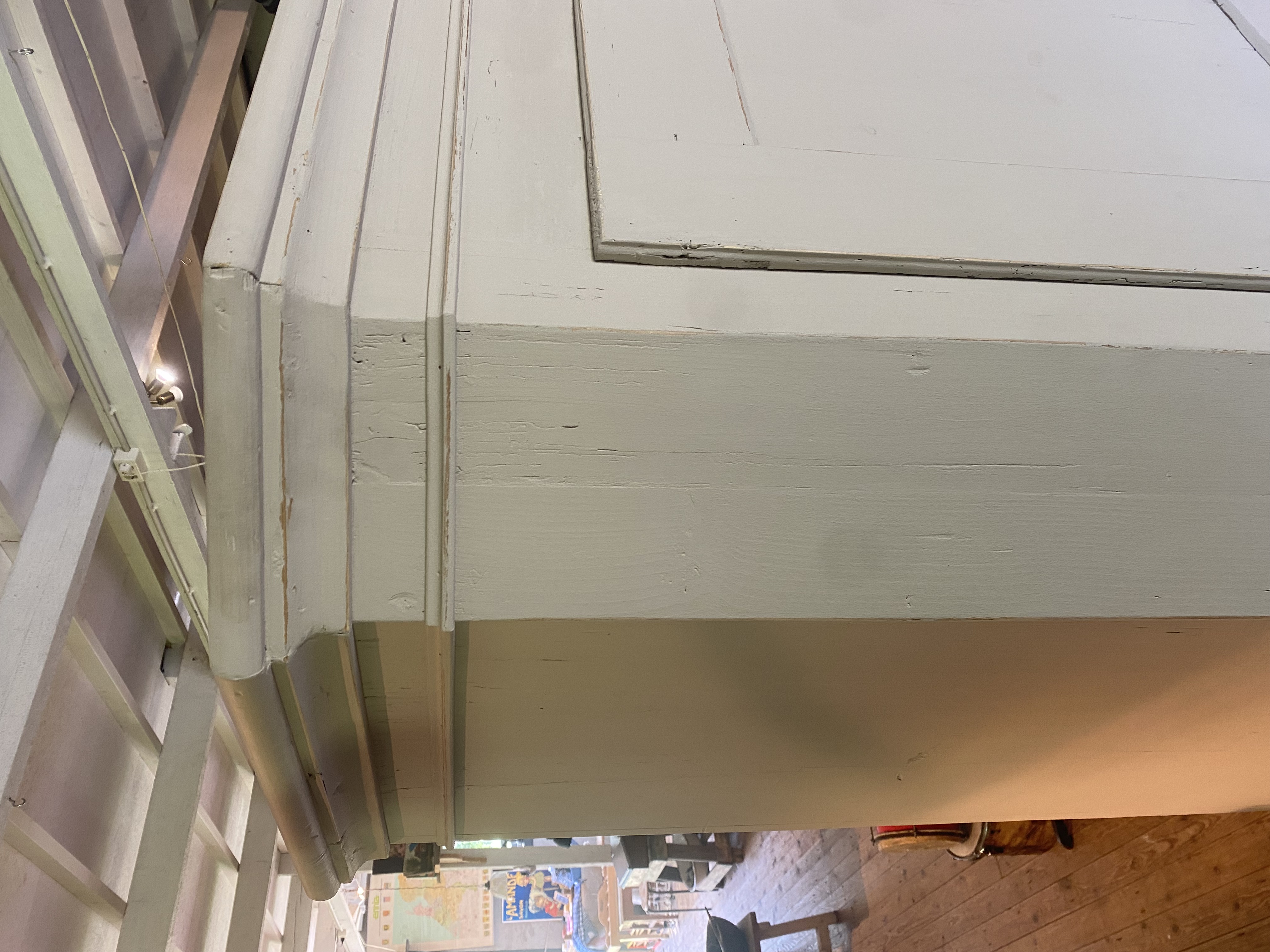 Oude taupe kleurige eendeurskast