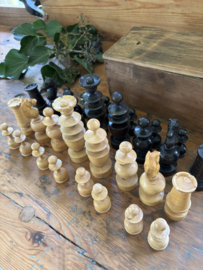 Houten schaakspel stukken