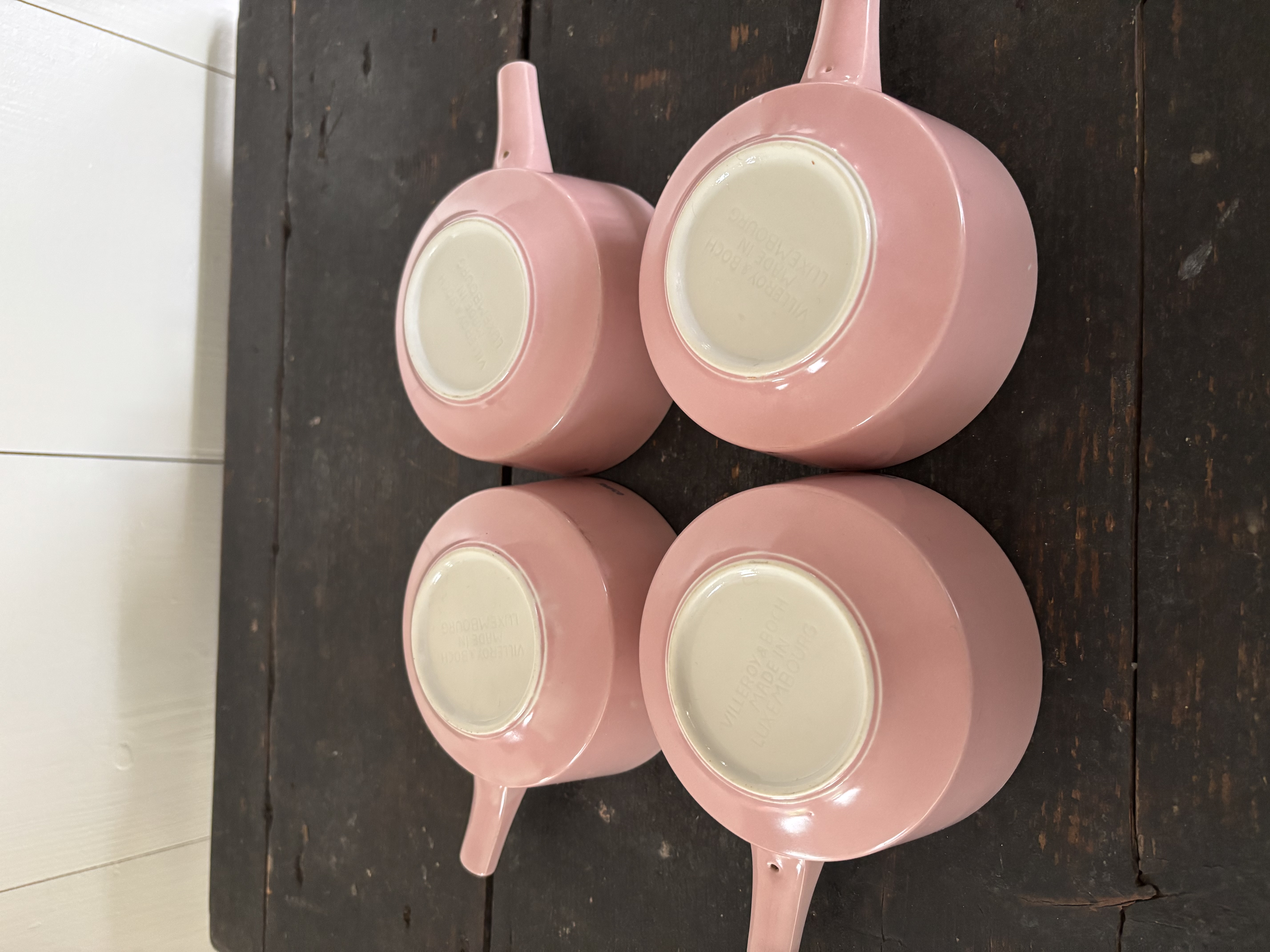 Vier roze Royco soepkommen