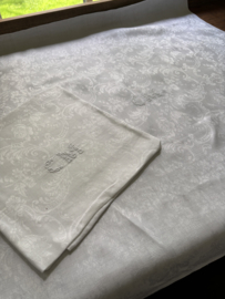 Twee antieke monogram damast doeken