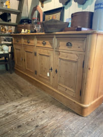 ( Verkocht ) Prachtig sfeervol oud grenen dressoir.