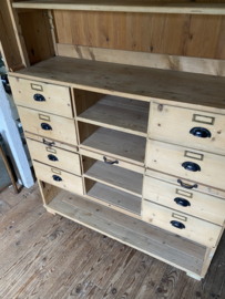 Oud grenen winkelkast. Kast is in 2 delen. ( onder/bovenkant )