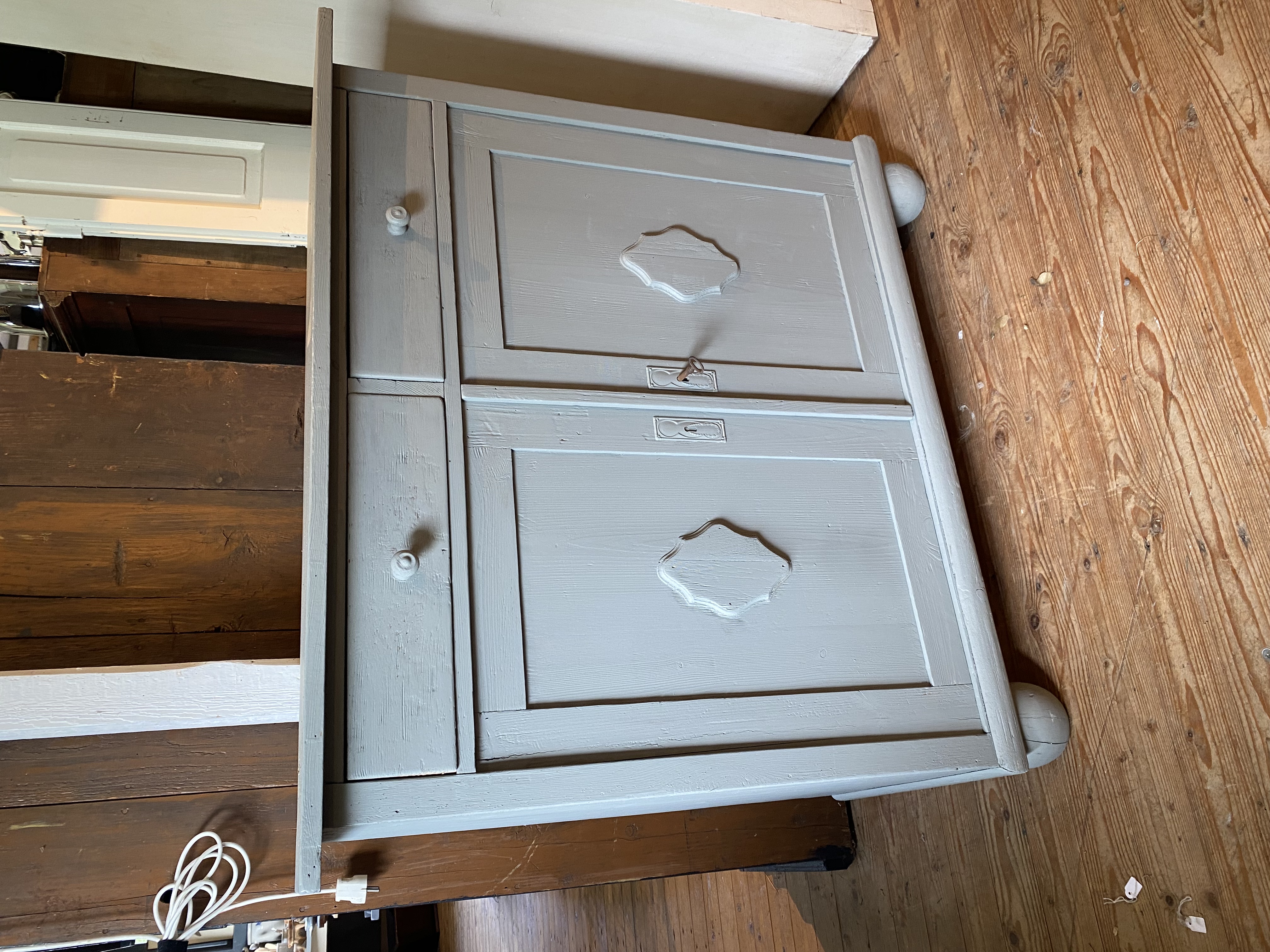 Grijze kast / commode met 2 bovenlades