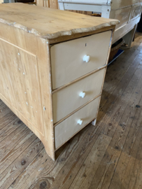 Ladenkastje met lades op de kopsekant.