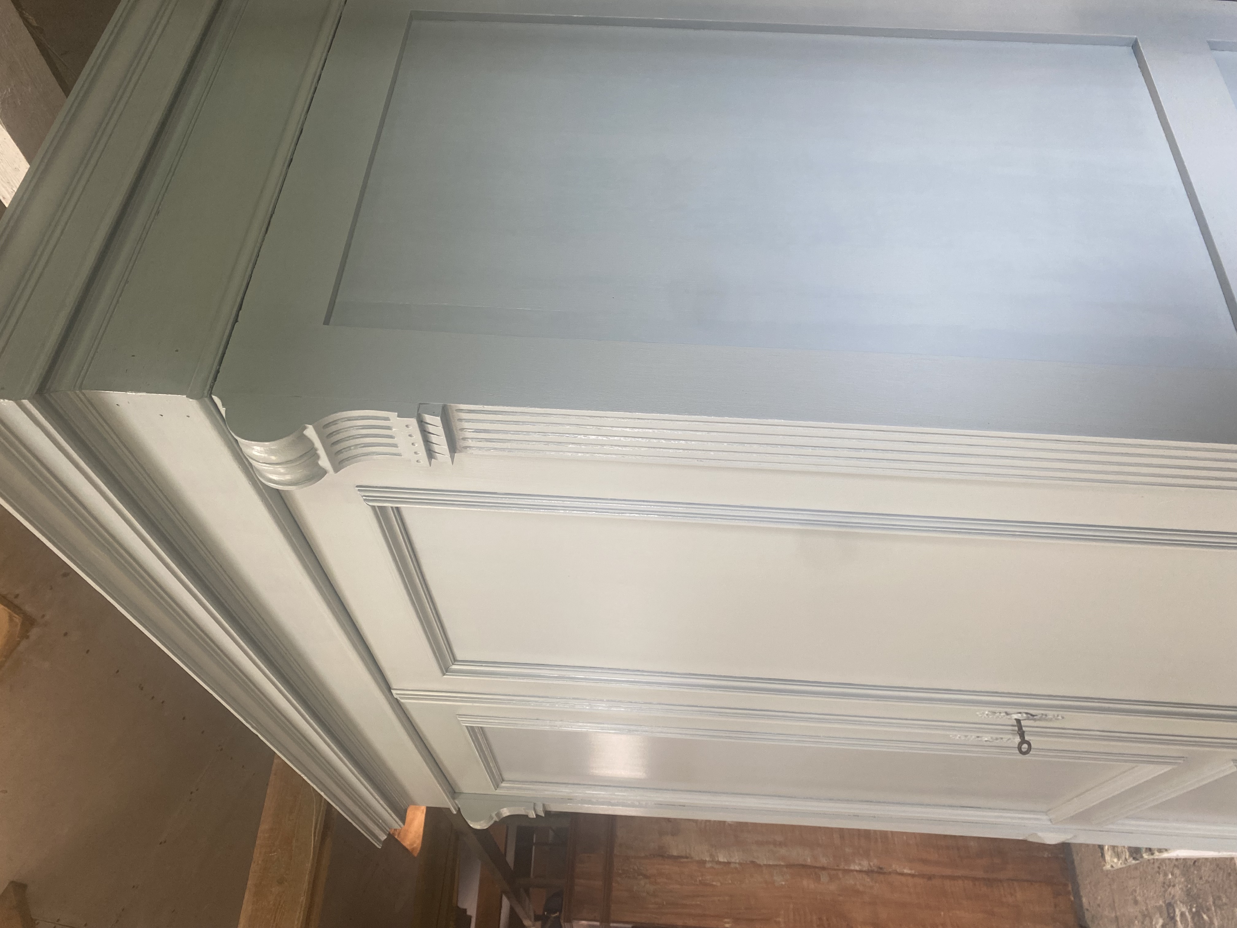 Grote demontabele licht grijze kast met onderla