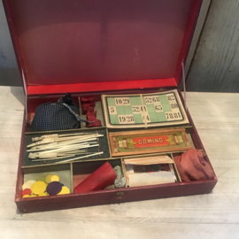 Antieke doos met gezelschapsspellen