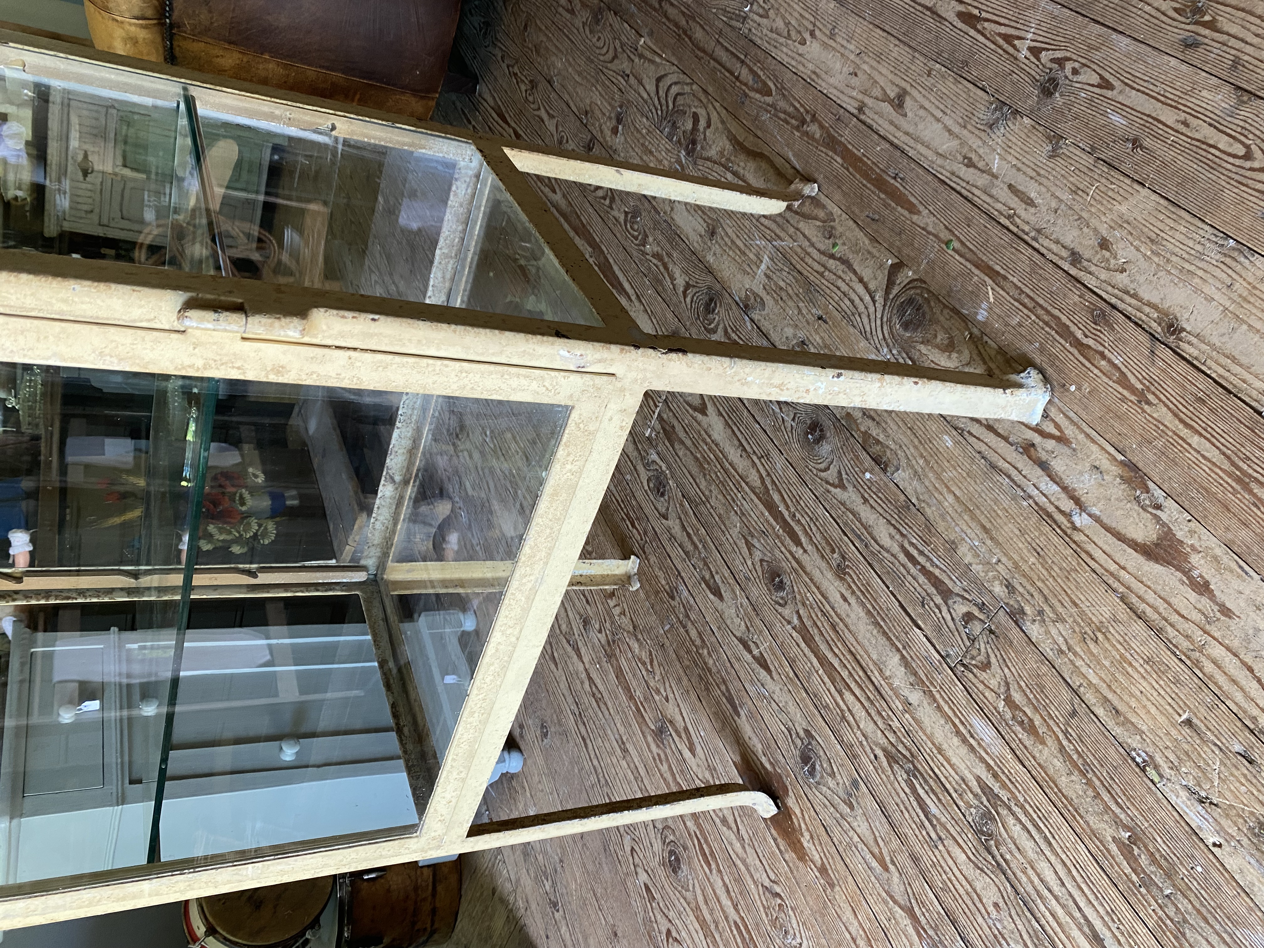 Orginele dokterskast / vitrine met nog het oude glas
