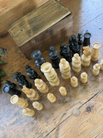 Houten schaakspel stukken