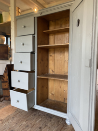 Prachtige grote grijze spekkast met 5 laden.