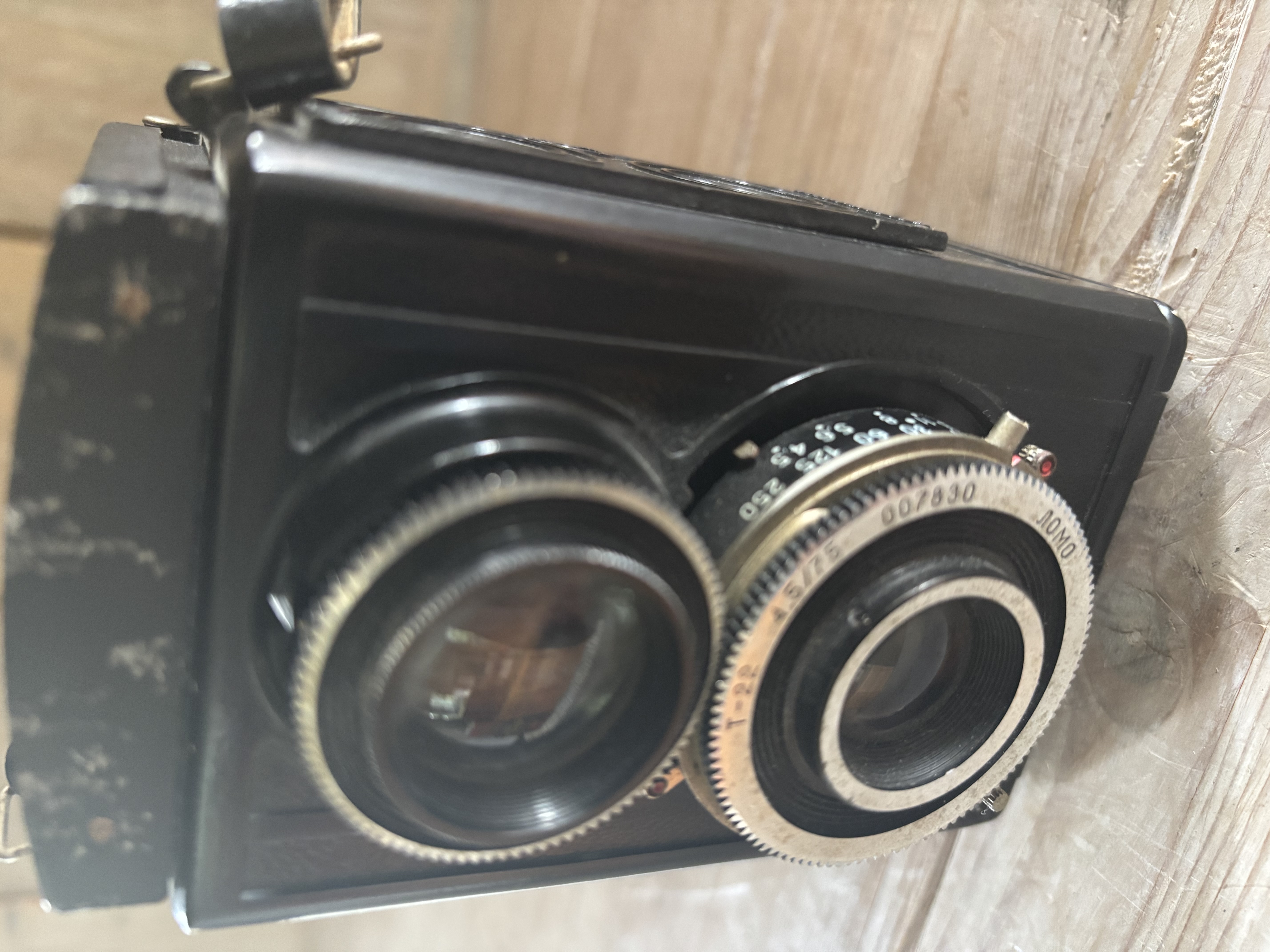 Box camera met hengsel