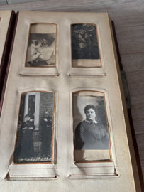 Fotoalbum gevuld met oude foto’s