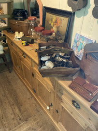 ( Verkocht ) Prachtig sfeervol oud grenen dressoir.