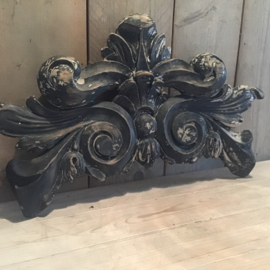 Oud houten ornament