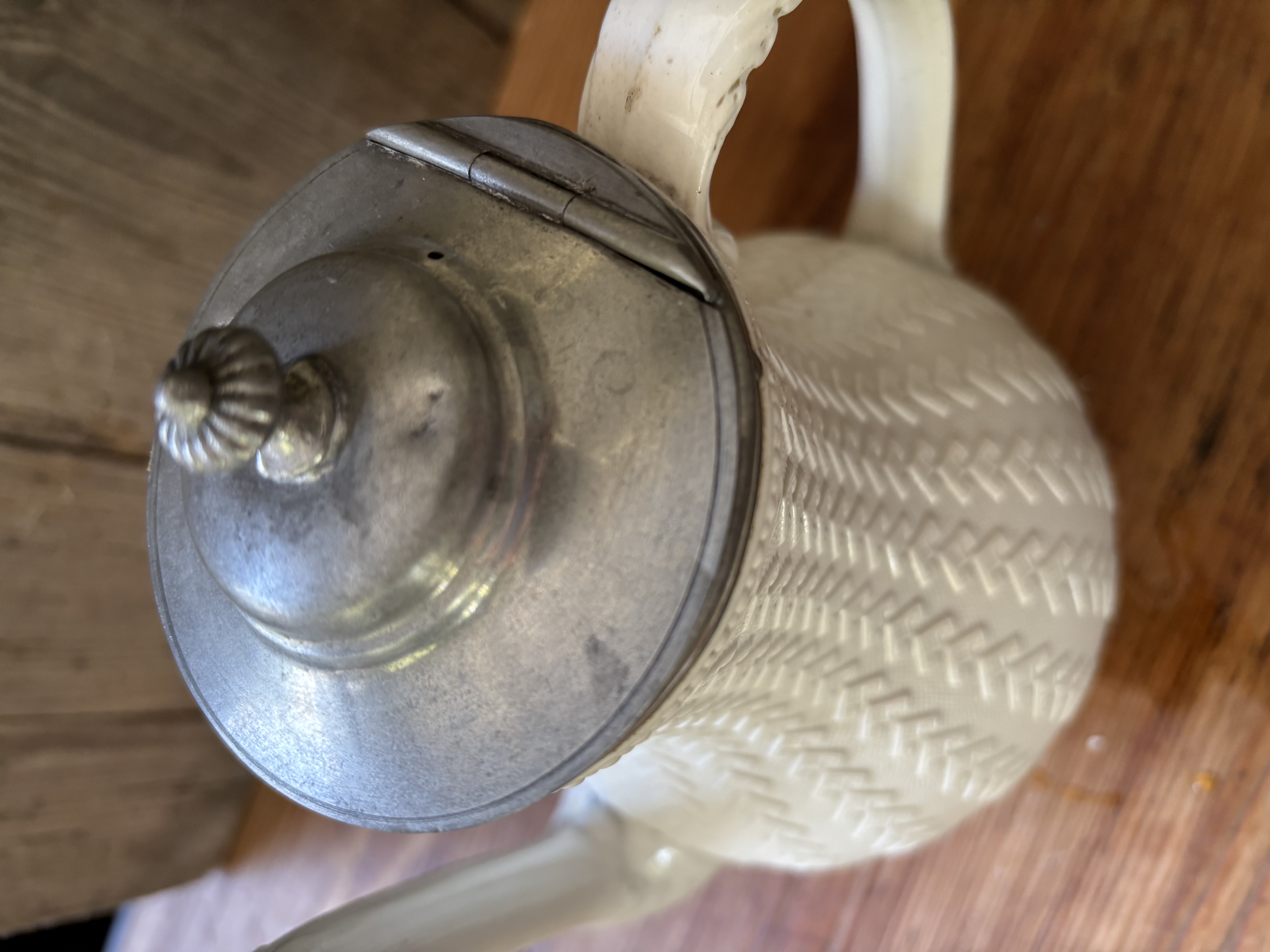 Prachtige pot met metalen deksel