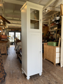 ( Verkocht ) Eendeurs vitrinekast met onderkast en deuren linksom open.