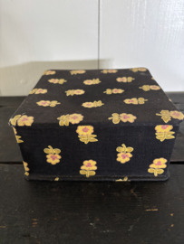 Stoffen doosje zwart met gele bloemen
